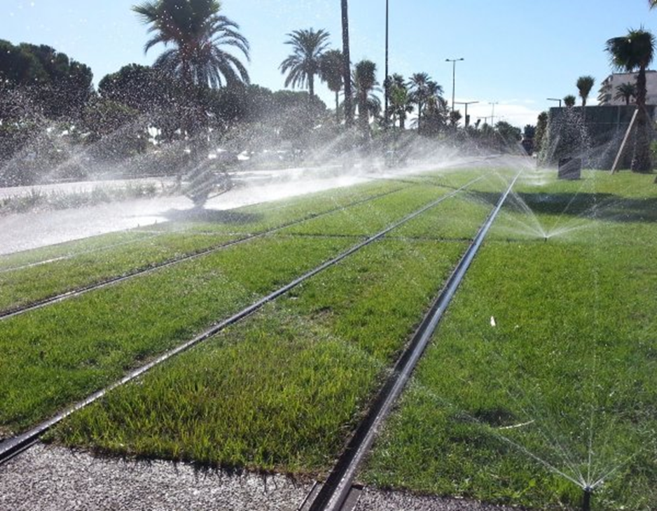 Dans ce projet de tramway en Europe occidentale, les buses MP Rotator ont remplacé un système d’arrosage enterré afin d’améliorer la couverture et de simplifier la maintenance le long des voies