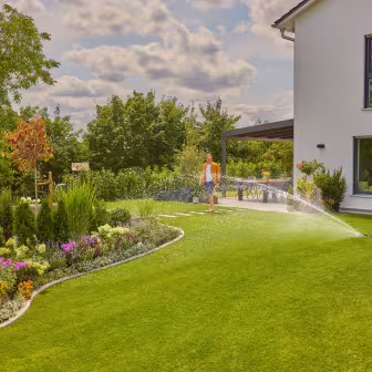 Destiné aux jardins de formes rectangulaires comme irrégulières, ce système assure une distribution précise et homogène de l’eau, sans chevauchement des zones d’arrosage