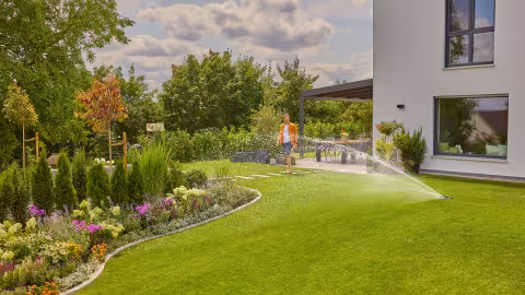 Destiné aux jardins de formes rectangulaires comme irrégulières, ce système assure une distribution précise et homogène de l’eau, sans chevauchement des zones d’arrosage