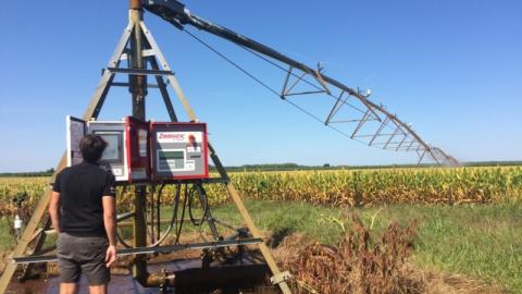 One of the two pivots was already there when Mr. Dupouy took over the farm. It was equipped with two control boxes, one for the remote management system and the other for the VRI technology.